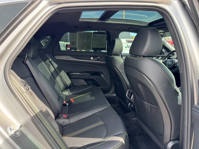 Kia K5 Vehicle Image 15