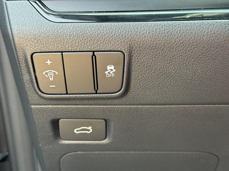 Kia K5 Vehicle Image 24