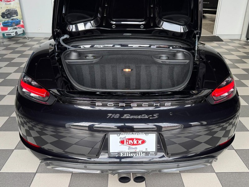 Porsche 718 Boxster Vehicle Image 14