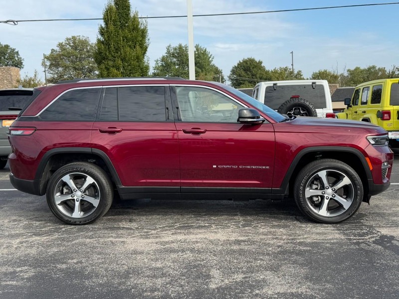 Jeep Grand Cherokee 4xe Vehicle Image 03