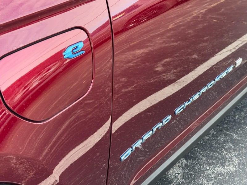 Jeep Grand Cherokee 4xe Vehicle Image 13