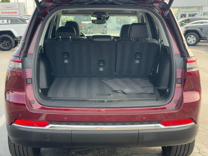 Jeep Grand Cherokee 4xe Vehicle Image 16