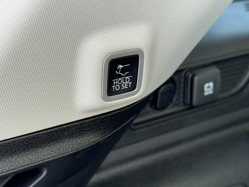 Jeep Grand Cherokee 4xe Vehicle Image 17