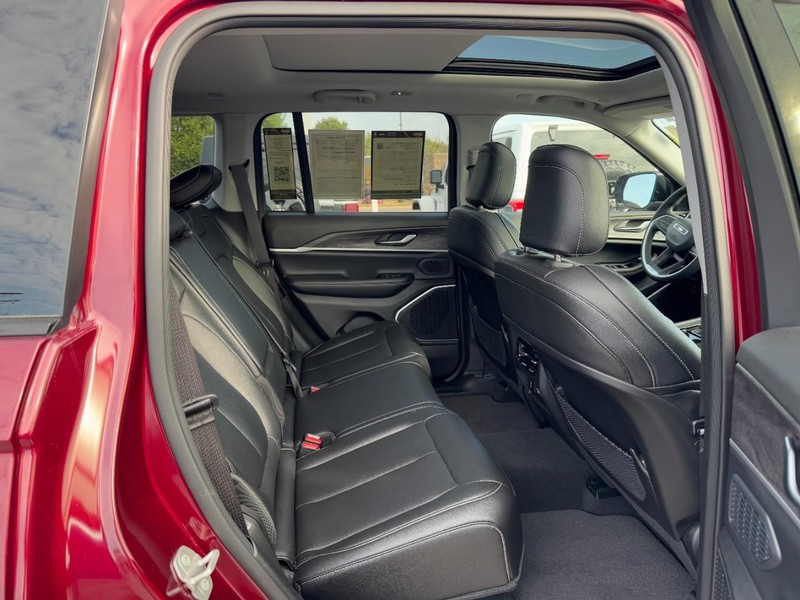 Jeep Grand Cherokee 4xe Vehicle Image 18