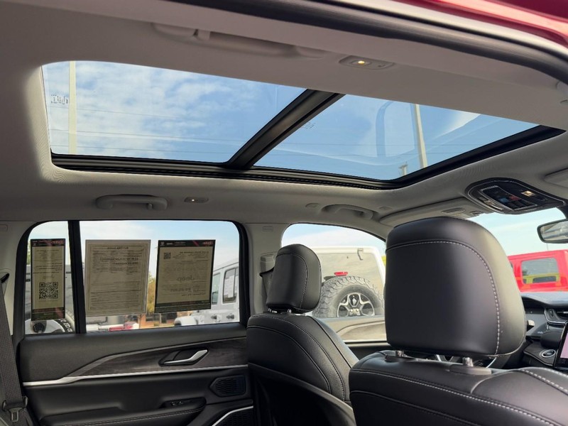 Jeep Grand Cherokee 4xe Vehicle Image 19