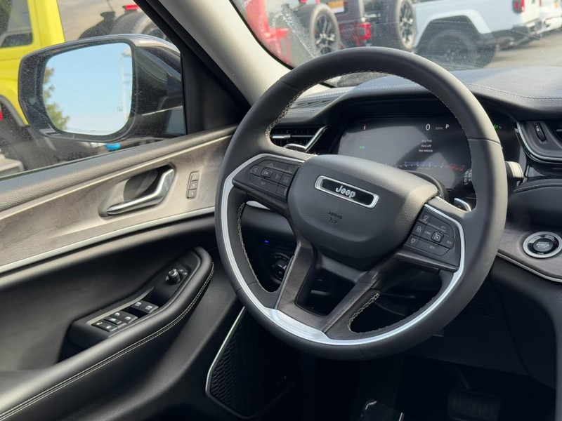 Jeep Grand Cherokee 4xe Vehicle Image 22