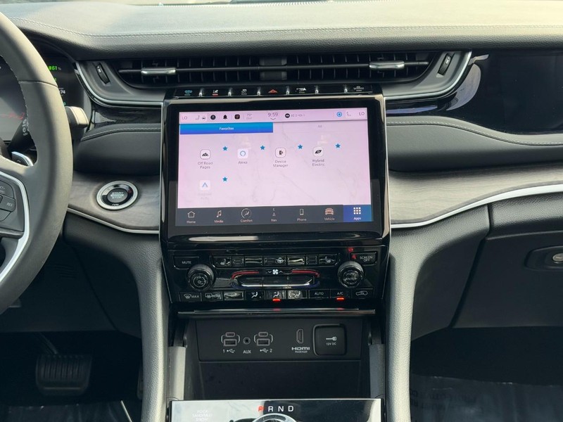 Jeep Grand Cherokee 4xe Vehicle Image 23