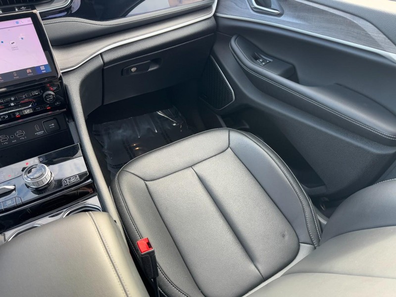 Jeep Grand Cherokee 4xe Vehicle Image 25