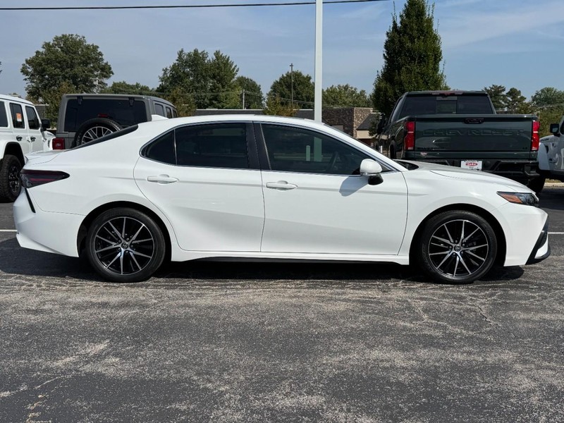 Toyota Camry Vehicle Image 02
