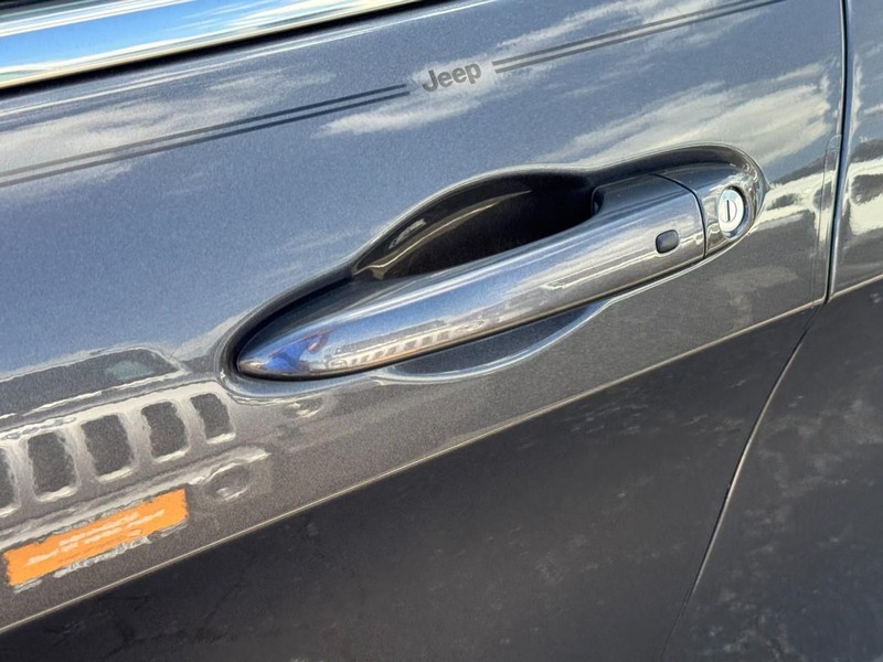 Jeep Cherokee Vehicle Image 12