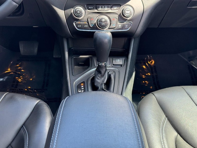 Jeep Cherokee Vehicle Image 23