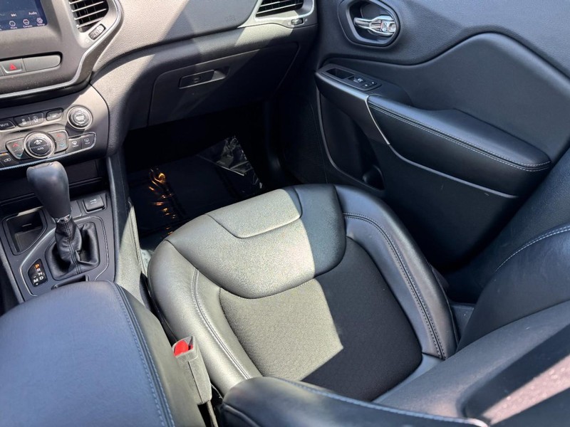 Jeep Cherokee Vehicle Image 24