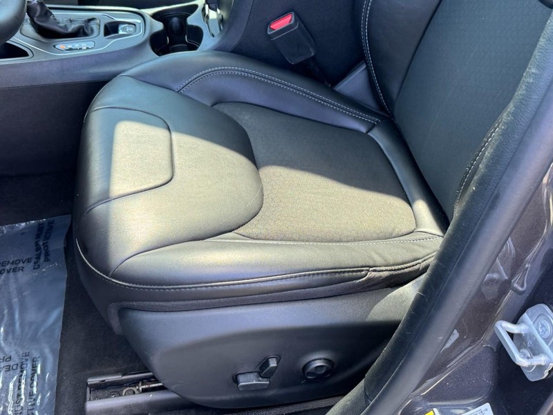 Jeep Cherokee Vehicle Image 32