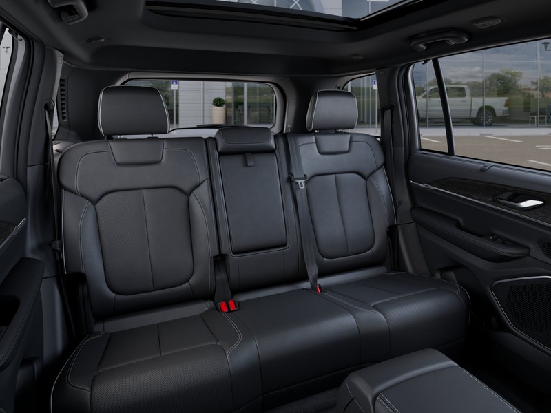 Jeep Grand Cherokee Vehicle Image 18