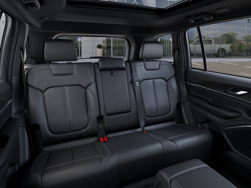 Jeep Grand Cherokee Vehicle Image 18