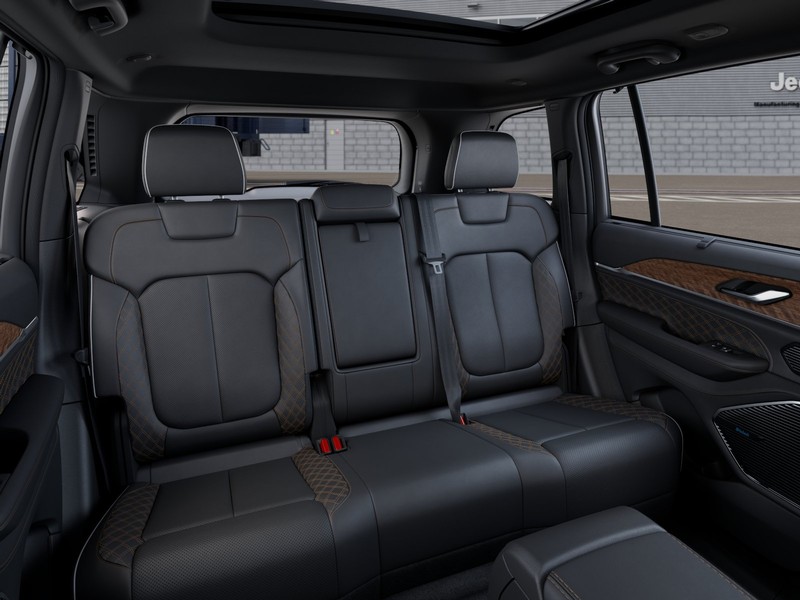 Jeep Grand Cherokee Vehicle Image 18