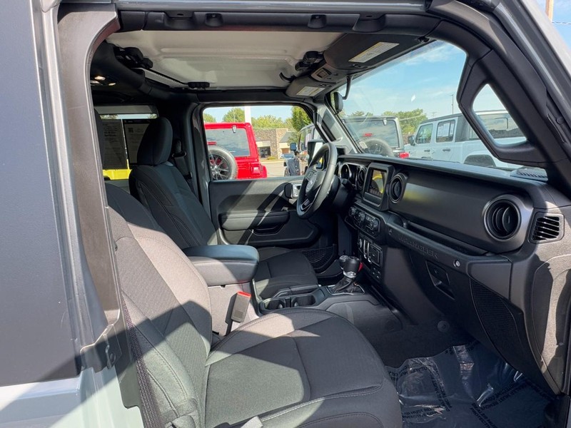 Jeep Wrangler Vehicle Image 17