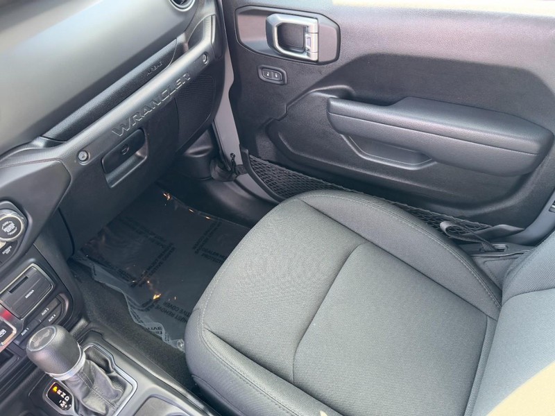 Jeep Wrangler Vehicle Image 23