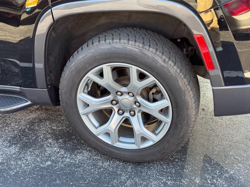 Jeep Wagoneer Vehicle Image 08