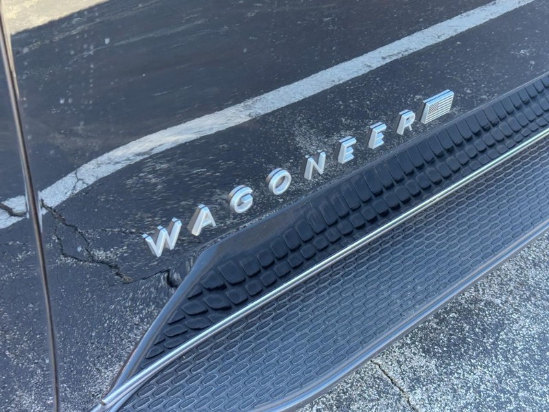 Jeep Wagoneer Vehicle Image 12