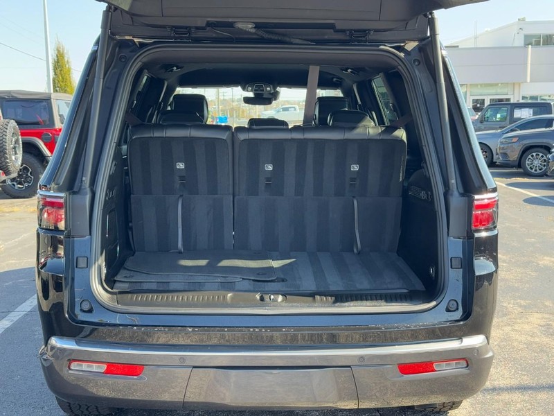 Jeep Wagoneer Vehicle Image 14
