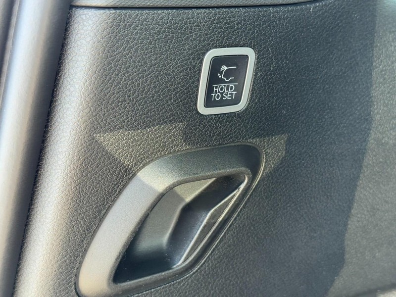 Jeep Wagoneer Vehicle Image 15