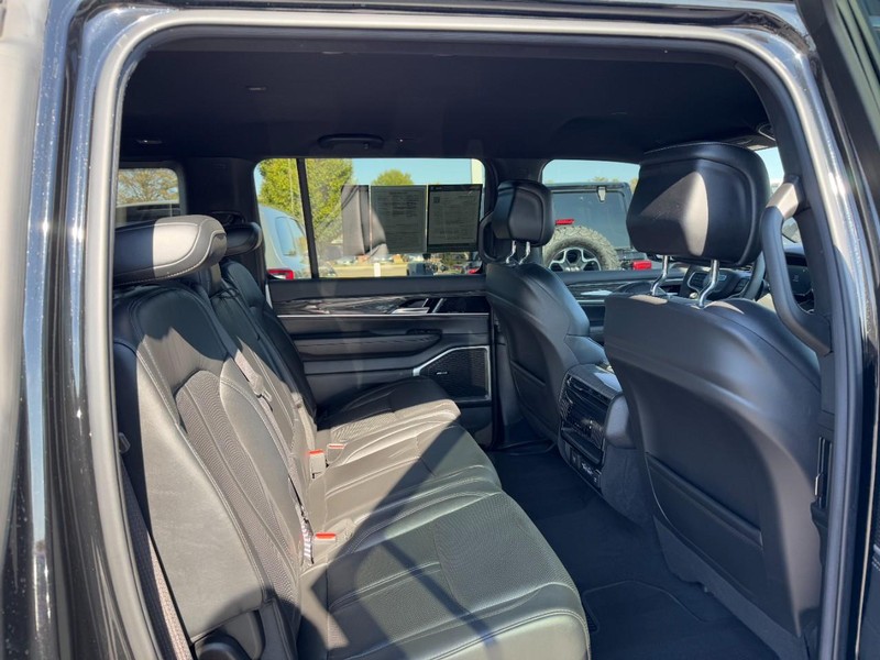 Jeep Wagoneer Vehicle Image 16