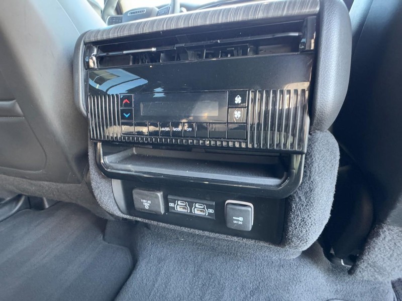 Jeep Wagoneer Vehicle Image 18