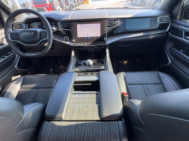 Jeep Wagoneer Vehicle Image 19