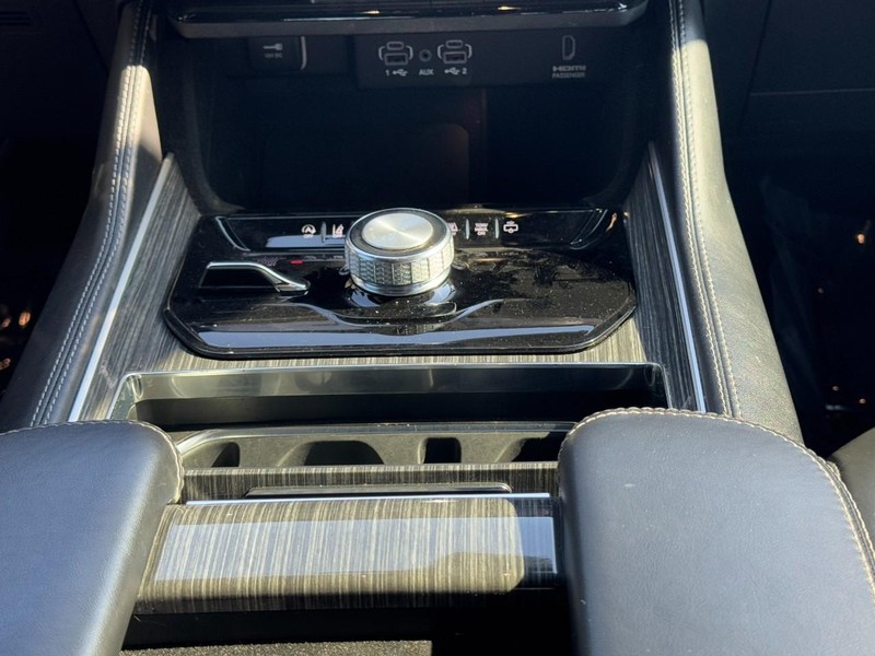 Jeep Wagoneer Vehicle Image 22