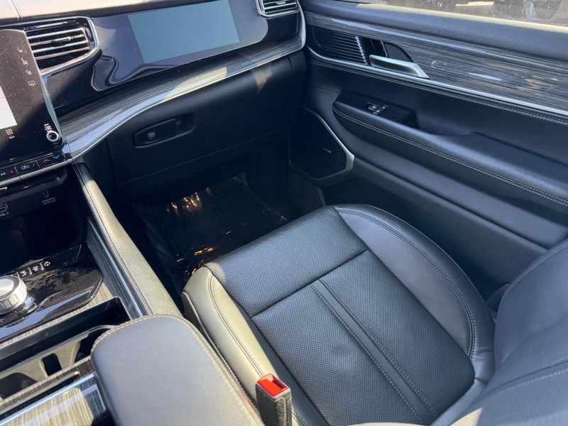 Jeep Wagoneer Vehicle Image 23