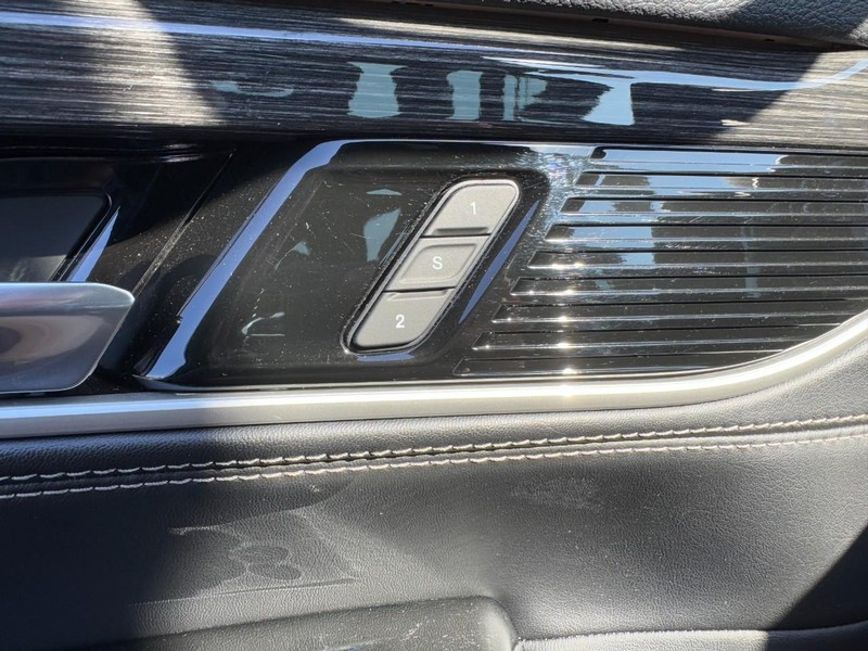 Jeep Wagoneer Vehicle Image 24