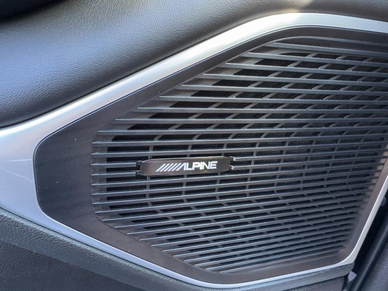 Jeep Wagoneer Vehicle Image 25