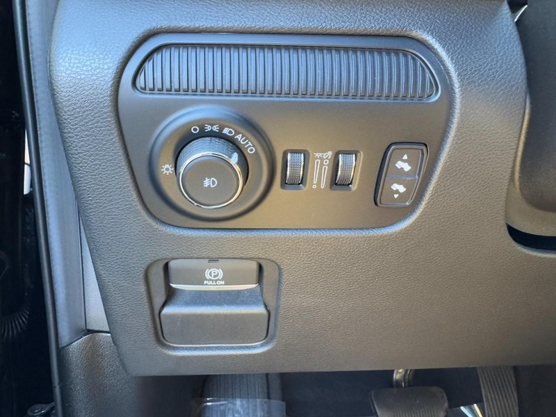 Jeep Wagoneer Vehicle Image 26