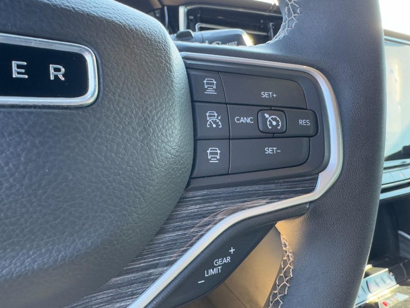 Jeep Wagoneer Vehicle Image 28