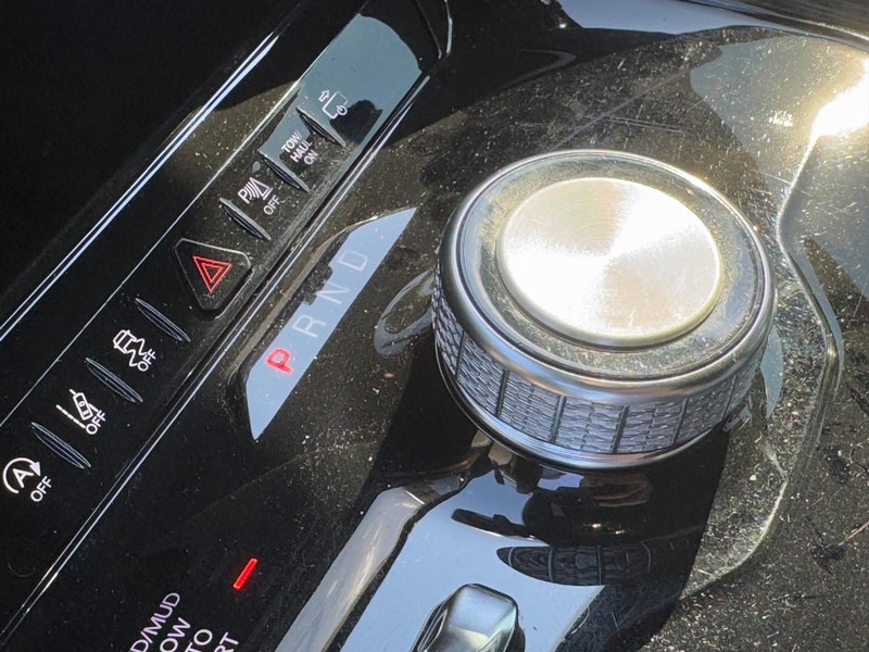 Jeep Wagoneer Vehicle Image 30