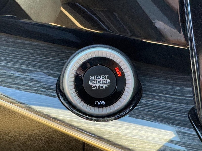 Jeep Wagoneer Vehicle Image 33