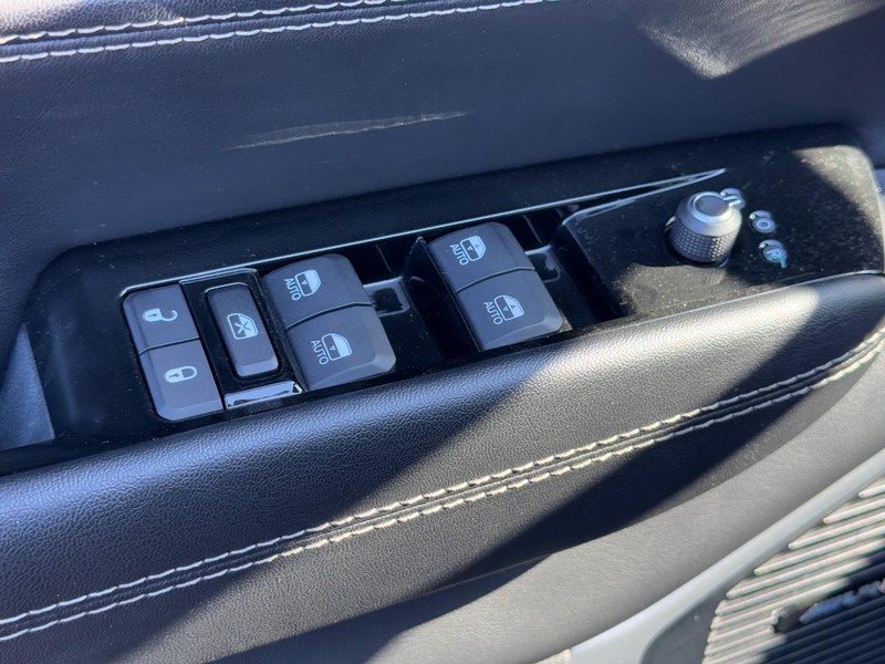 Jeep Wagoneer Vehicle Image 35