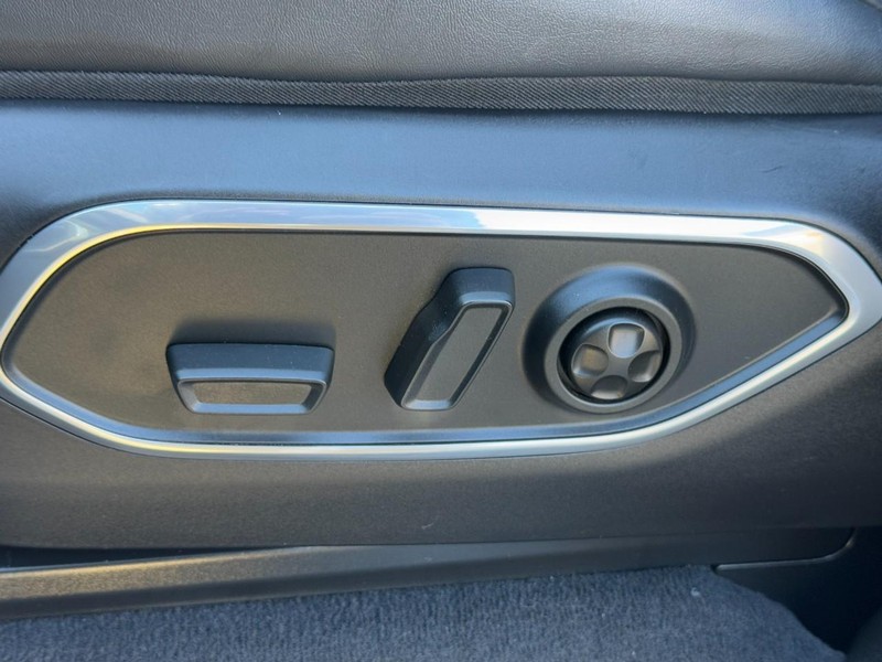 Jeep Wagoneer Vehicle Image 36