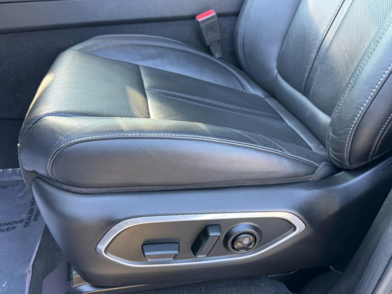 Jeep Wagoneer Vehicle Image 37