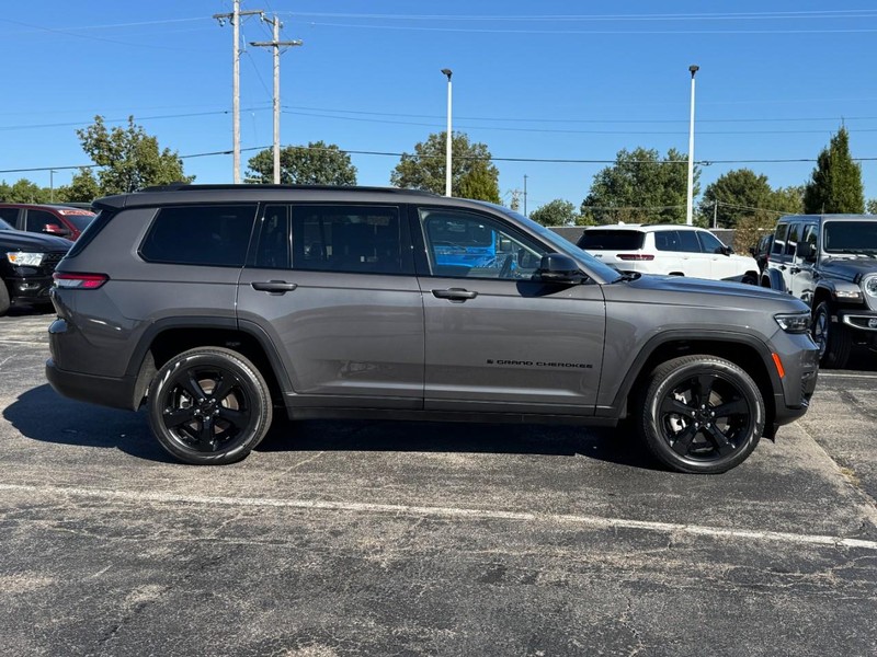 Jeep Grand Cherokee L Vehicle Image 02