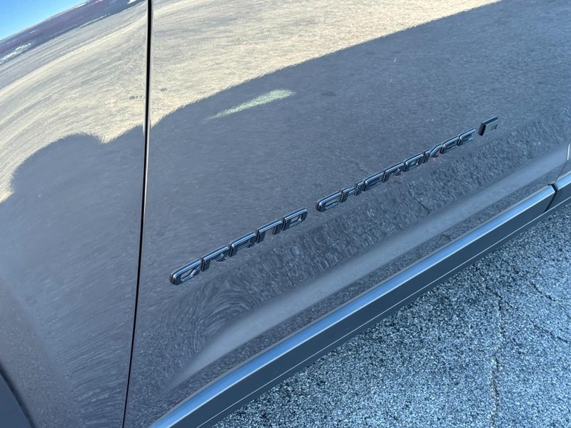 Jeep Grand Cherokee L Vehicle Image 12