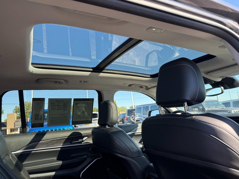 Jeep Grand Cherokee L Vehicle Image 19