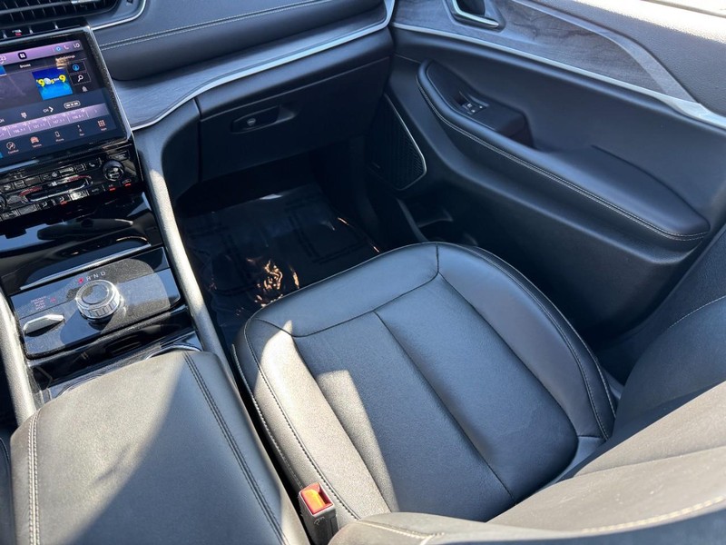 Jeep Grand Cherokee L Vehicle Image 27