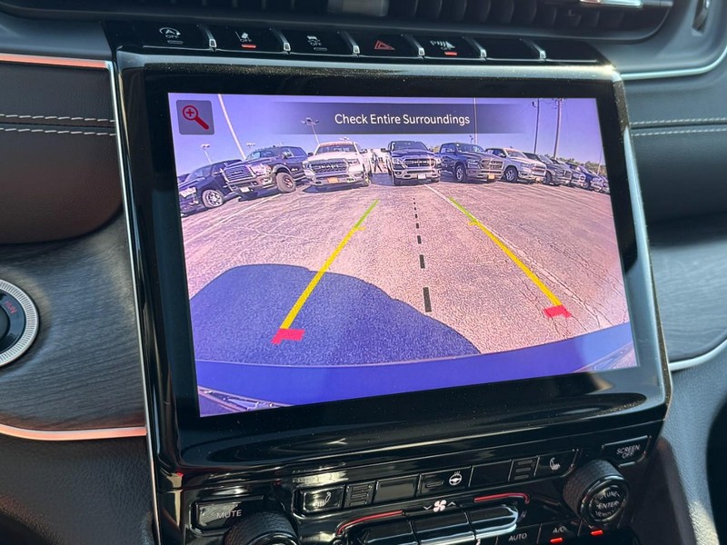 Jeep Grand Cherokee L Vehicle Image 38