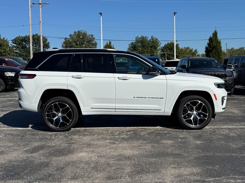 Jeep Grand Cherokee 4xe Vehicle Image 03