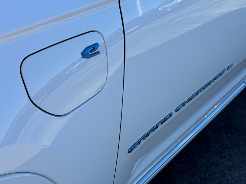 Jeep Grand Cherokee 4xe Vehicle Image 13