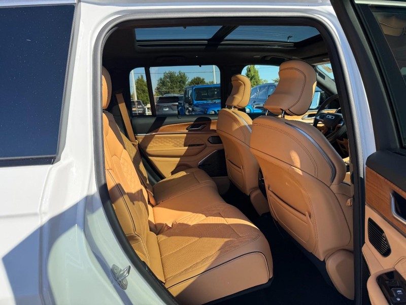 Jeep Grand Cherokee 4xe Vehicle Image 19