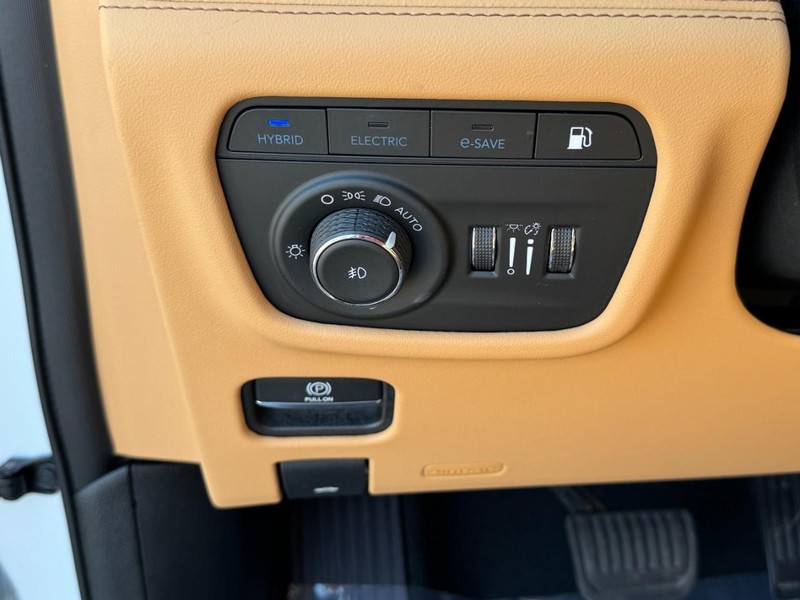 Jeep Grand Cherokee 4xe Vehicle Image 30