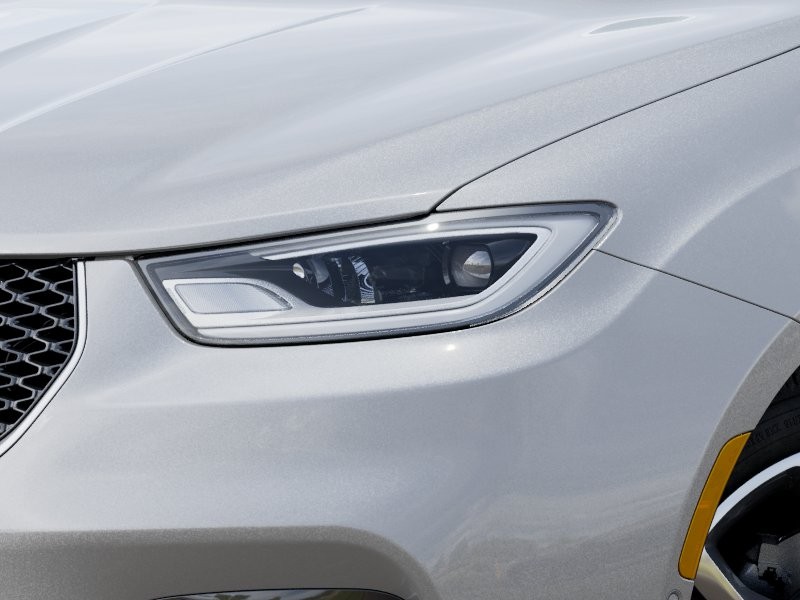 Chrysler Pacifica Vehicle Image 13